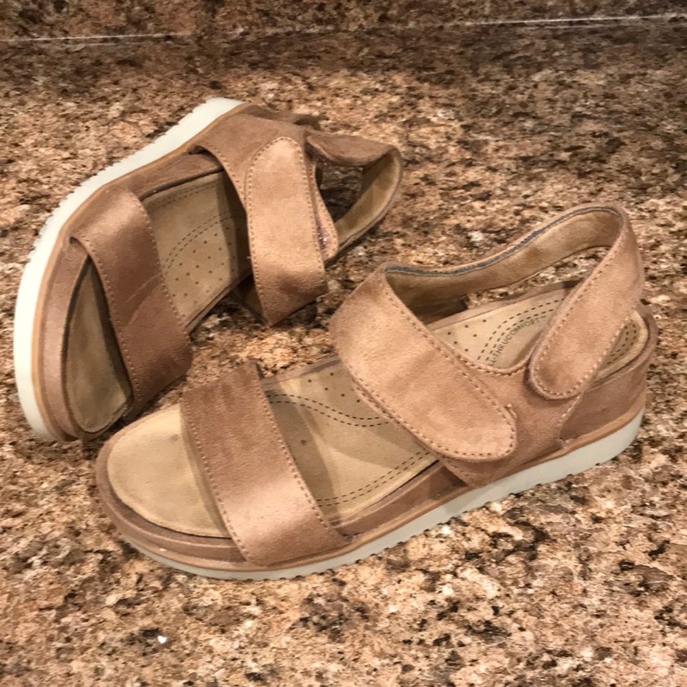 NATURAL SOUL Womens Camel Faux Suede Comfy Sandals | 6.5